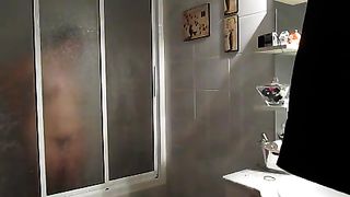 Толстая дама принимает душ, где установлена скрытая камера